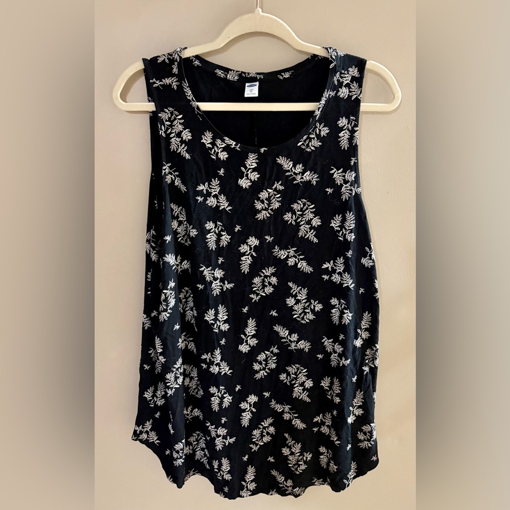 Old Navy XL Black and Cream EUC flowy floral tank